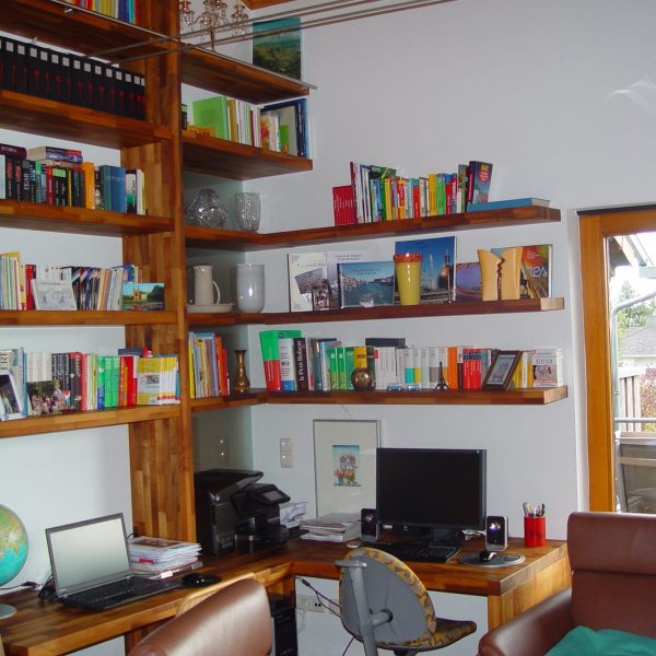 Bücherwand Nussbaum massiv mit integrierten Schreibtisch