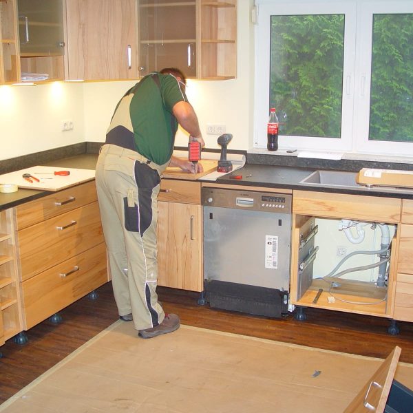 Mit Liebe zum Detail wird Ihre Küche /Möbel von unseren eigenen geschulten Mitarbeitern montiert