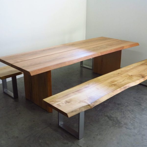 Tische und Bänke mit Baumkante