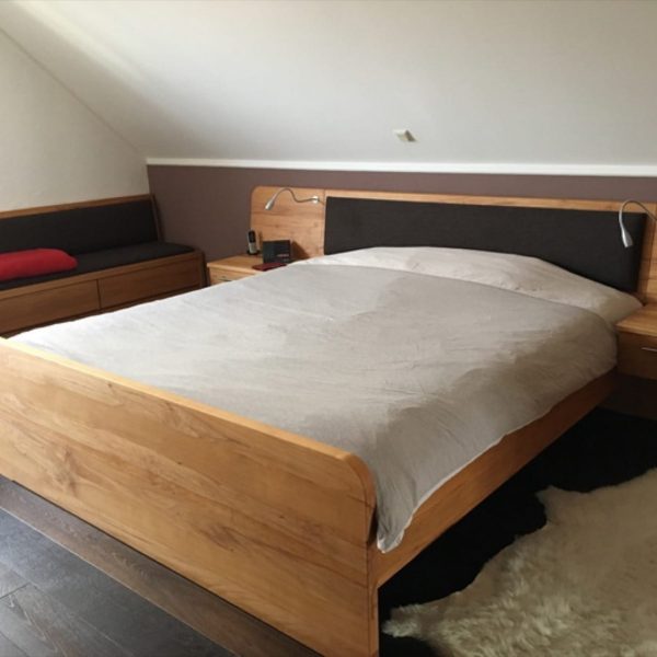 Massivholz-Bett in Kernbuche mit Bank