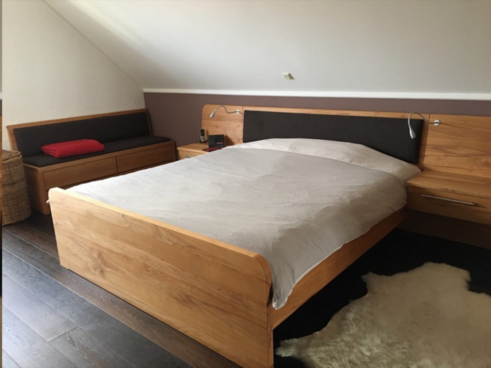 Massivholz-Bett in Kernbuche mit Bank