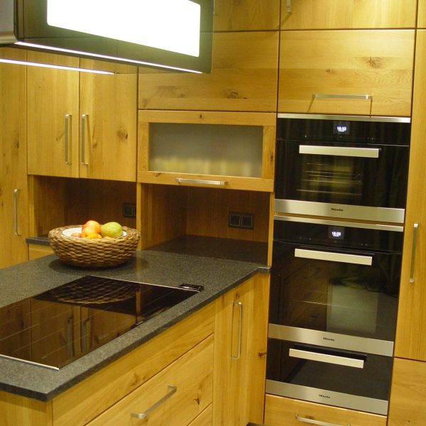 Küche in Eiche Wildholz geölt mit Granitarbeitsplatte und Glasrückwand
